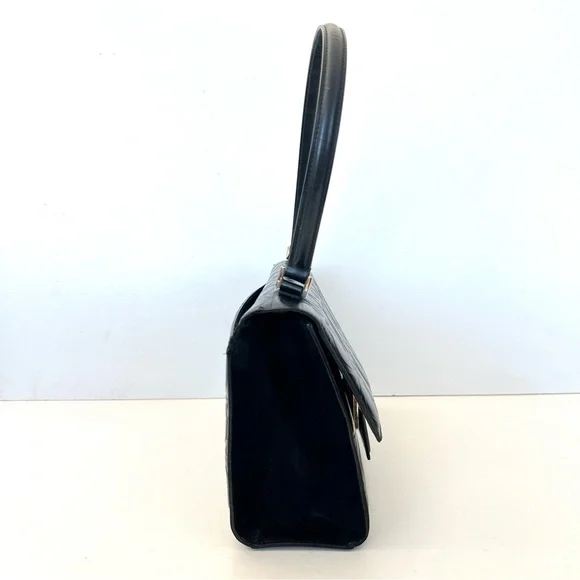 SALVATORE FERRAGAMO Black Smooth Leather Signature Gancini Pattern Shoulder Bag